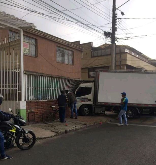 Dolor por Karen, muerta por imprudencia vial 1 Dolor por Karen, muerta por imprudencia vial Después de pasar el fin de semana con su novio, Karen Moreno salió ayer de la casa de él rumbo a su trabajo, pero a las pocas cuadras se detuvo en una esquina y cruzó un par de palabras con dos mujeres de avanzada edad. Ya se disponía a emprender su camino, cuando en cuestión de segundos un furgón las estrelló a las tres, y además, destrozó la fachada de una vivienda, ubicada en lo que muchos habitantes del sector llaman el cruce de la muerte del barrio La Giralda, en Fontibón, donde se presentó este nuevo accidente fatal.