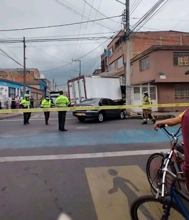 Dolor por Karen, muerta por imprudencia vial 1 Dolor por Karen, muerta por imprudencia vial Después de pasar el fin de semana con su novio, Karen Moreno salió ayer de la casa de él rumbo a su trabajo, pero a las pocas cuadras se detuvo en una esquina y cruzó un par de palabras con dos mujeres de avanzada edad. Ya se disponía a emprender su camino, cuando en cuestión de segundos un furgón las estrelló a las tres, y además, destrozó la fachada de una vivienda, ubicada en lo que muchos habitantes del sector llaman el cruce de la muerte del barrio La Giralda, en Fontibón, donde se presentó este nuevo accidente fatal.