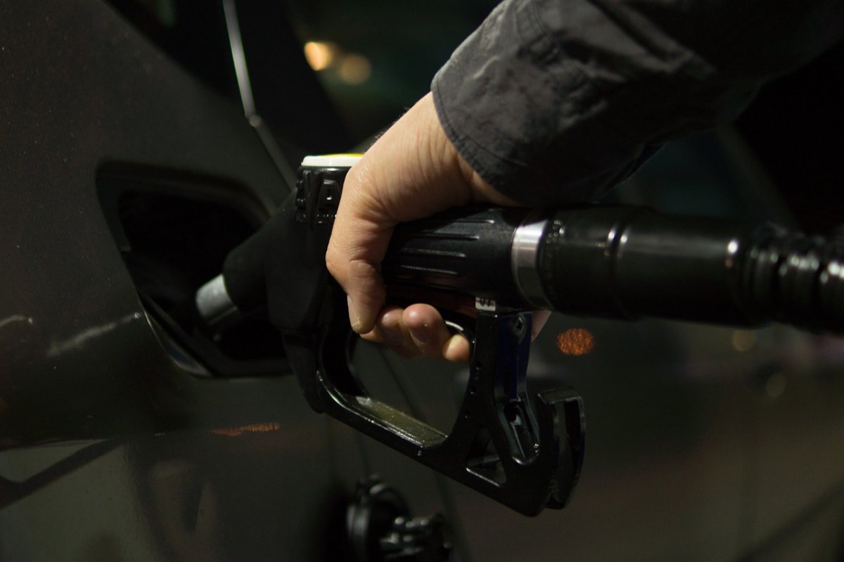 Al Estado le costaría 12 billones estabilizar los precios del combustible 1 Al Estado le costaría 12 billones estabilizar los precios del combustible El año pasado se estimaba que el déficit que tenía el Fondo de Estabilización de Precios de los Combustibles (Fpec) se encontraba sobre los $7,6 billones, de acuerdo con un estimado de Corficolombiana.