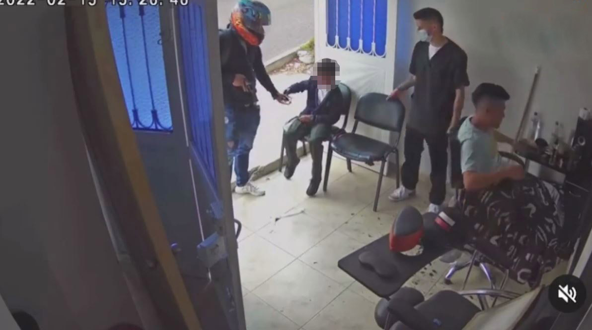EN VIDEO: ¡Indignante ladrón! Se metió a peluquería y robó hasta un niño 9 EN VIDEO: ¡Indignante ladrón! Se metió a peluquería y robó hasta un niño Inseguridad es la palabra que más suena en las calles de Bogotá, pues cada día son más los casos que se conocen de atracos en diferentes sectores de la ciudad. En un video dado a conocer de manera reciente quedó registrado el momento en el que un delincuente entró con un casco de moto puesto a una peluquería para robar a los clientes.