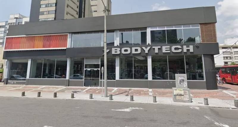 Aviso de gimnasio se la cayó encima a una mujer en Chapinero El cartel de un reconocido gimnasio de la localidad de Chapinero se cayó y golpeo en la cabeza a una mujer que pasaba por la zona.