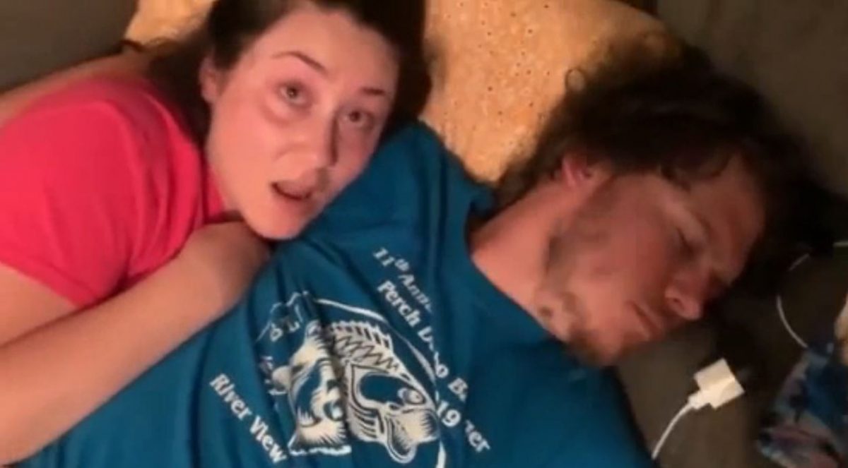 Se hace el muerto al ser hallado con la esposa de su mejor amigo 7 Se hace el muerto al ser hallado con la esposa de su mejor amigo Un hombre se llevó la sorpresa de su vida, cuando al llegar a su casa, a la mitad de la noche, encontró a su esposa durmiendo con su mejor amigo.