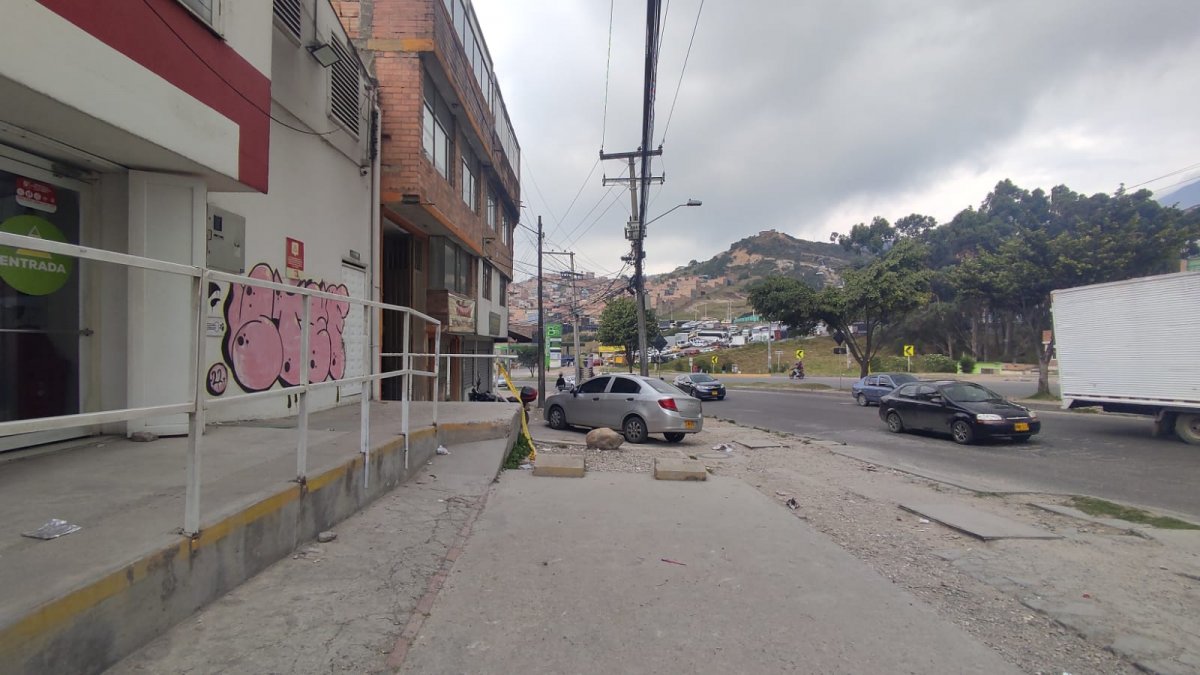 Asesinado dentro del carro junto a su novia en Usme Mientras un joven de 28 años iba conduciendo su automóvil y a pocos metros de él, en la silla del copiloto, iba su pareja sentimental, dos sujetos a bordo de una moto de alto cilindraje los estaban observando metros atrás. El parrillero iba armado y listo para cumplir con la tarea que le habían asignado: asesinar a ese muchacho.