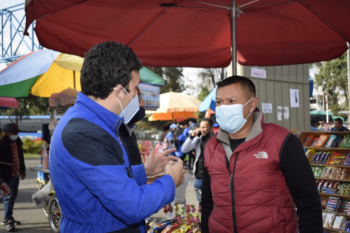 El IPES promueve la organización de las ventas informales El Instituto para la Economía Social-IPES, en conjunto con entidades del Distrito, está llevando a cabo varias jornadas de identificación, caracterización y sensibilización a las personas dedicadas a las ventas informales, esta vez le toco a los vendedores que están ubicados en el Portal de TransMilenio de la calle 80.