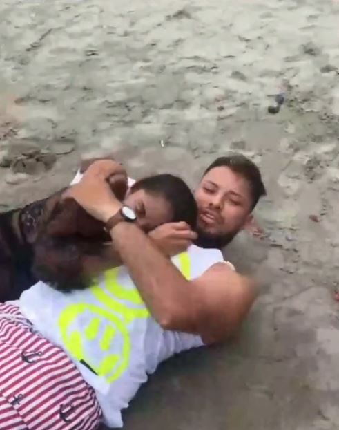 Le dijo a su esposa que iba a trabajar y lo encontró en la playa con otra mujer Una mujer en TikTok compartió el video del momento en el que encontró a su esposo en la playa con otra mujer. El sinvergüenza le dijo a su esposa que se iba a trabajar, pero realmente la estaba engañando.