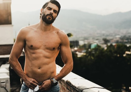 Los 10 famosos más papacitos de Colombia 3 Los 10 famosos más papacitos de Colombia Los famosos colombianos son muy 'churros', pues con su sonrisa, ojos, cabello y labios mantienen enamoradas a sus fanáticas; también su personalidad, carisma y actitud dejan flechadas a muchas.