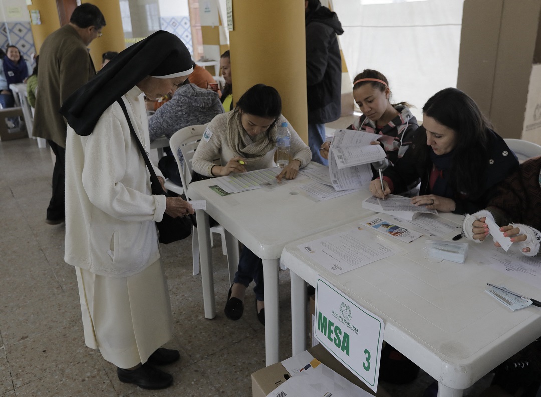 Registraduría avanza en capacitación de más de 720.000 jurados de votación 2 Registraduría avanza en capacitación de más de 720.000 jurados de votación Las diferentes entidades del Estado continúan preparándose para las próximas elecciones de Congreso de la República y consultas interpartidistas del 13 de marzo. Por su parte, la Registraduría Nacional informó que hasta la fecha se han venido capacitando más de 720.000 jurados de votación que apoyarán los puestos.