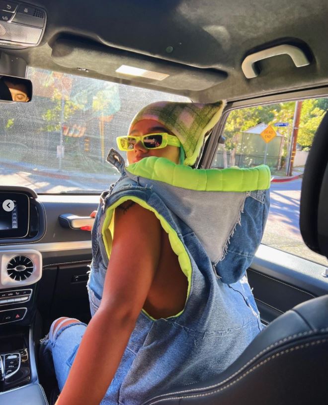 El carrazo que está estrenando Karol G 1 El carrazo que está estrenando Karol G La paisa Karol G estaría estrenando makinón. Así lo dejó ver en una reciente publicación en su cuenta de Instagram.