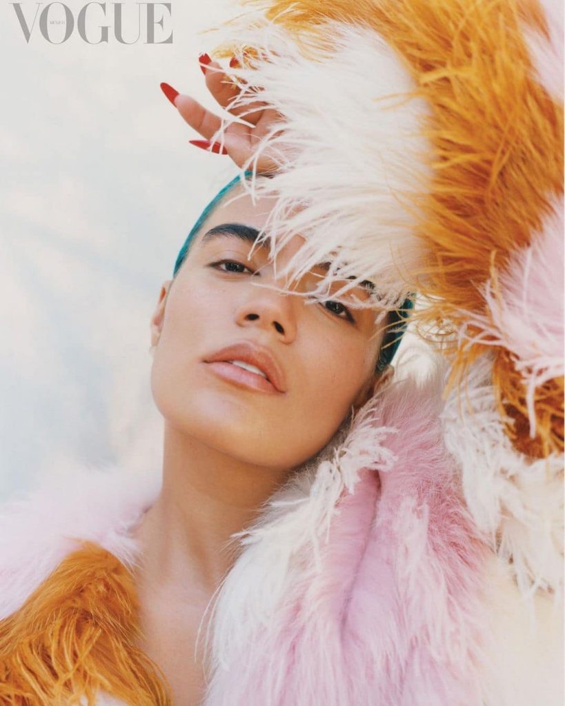 Karol G posa en la portada de Vogue sin maquillaje 1 Karol G posa en la portada de Vogue sin maquillaje La cantante de reggaetón Karol G dio a conocer por medio de su cuenta de Instagram que posó para la revista Vogue México y Latinoamérica, donde celebra la belleza natural, pues la artista salió luciendo su rostro sin maquillaje.