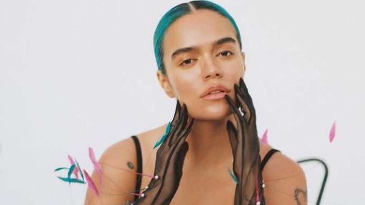Karol G posa en la portada de Vogue sin maquillaje 2 Karol G posa en la portada de Vogue sin maquillaje La cantante de reggaetón Karol G dio a conocer por medio de su cuenta de Instagram que posó para la revista Vogue México y Latinoamérica, donde celebra la belleza natural, pues la artista salió luciendo su rostro sin maquillaje.