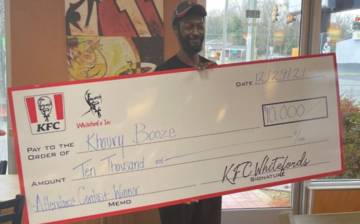 Empresa le dio millonario bono a trabajador que nunca llegó tarde Un trabajador de la reconocida cadena KFC no faltó a trabajar ningún día del año, tampoco llegó tarde y por eso recibió un gran premio.
