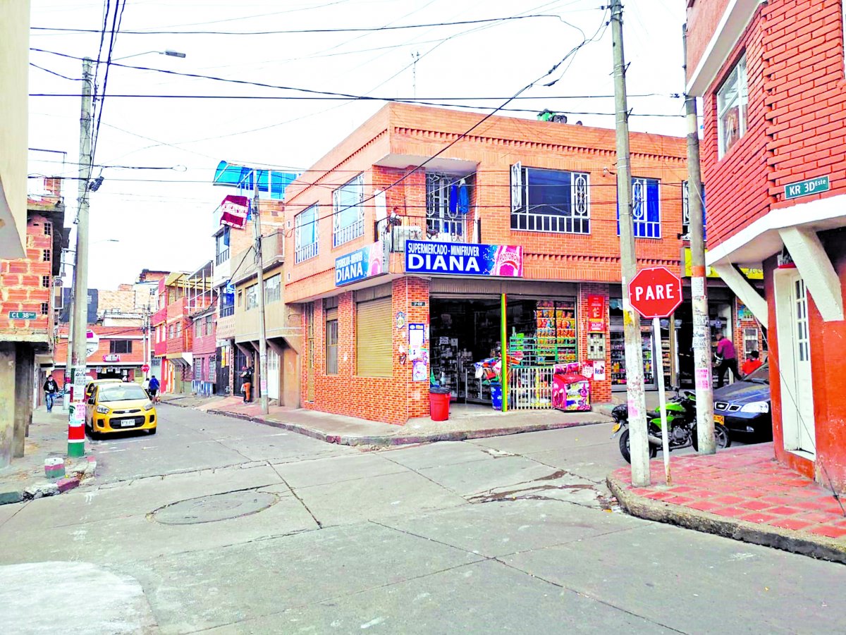 Vil asesinato de Steven en La Victoria Q’HUBO pudo conocer que, pasada la medianoche de ayer, varias personas se encontraban en una celebración en la Calle 38 Sur con Carrera 3D Este. Allí, según algunos testigos de la terrible escena, el joven identificado como Arnold Steven Beltrán (25 años) llegó a saludar a una de las mujeres que se encontraba en el lugar.