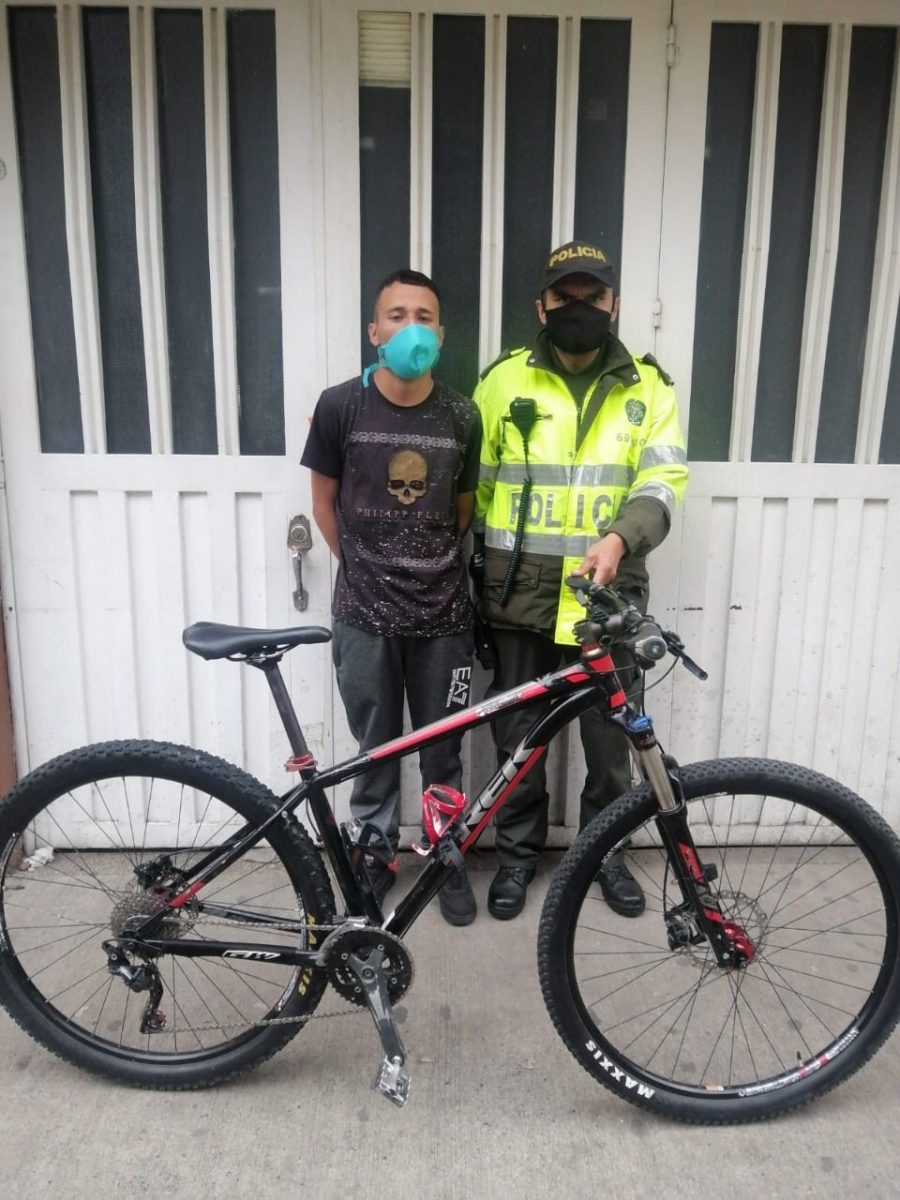 Capturado tras tumbarse 'bici' de más de $3 millones Está comprobado que en Bogotá no se les puede dar papaya a los ladrones, pues ante el más mínimo despiste los amigos de lo ajeno aprovechan y dejan a la gente viendo un chispero. Eso sucedió en Barrios Unidos, donde, por fortuna, el pillo alcanzó a ser capturado.