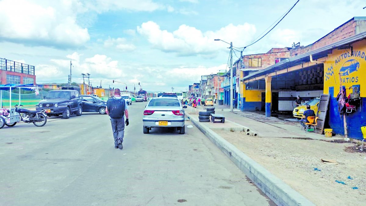 De un tiro matan a 'veneco' en lavadero de Kennedy 2 De un tiro matan a 'veneco' en lavadero de Kennedy Una caravana de patrullas, motorizados de la policía y ambulancias atravesaron en gallada la Avenida Guayacanes, causando sorpresa e intriga entre los habitantes de la localidad de Kennedy, la tarde del miércoles. Y es que los uniformados iban escoltando el taxi en el que iba un joven luchando por su vida, con una bala incrustada en la cabeza.