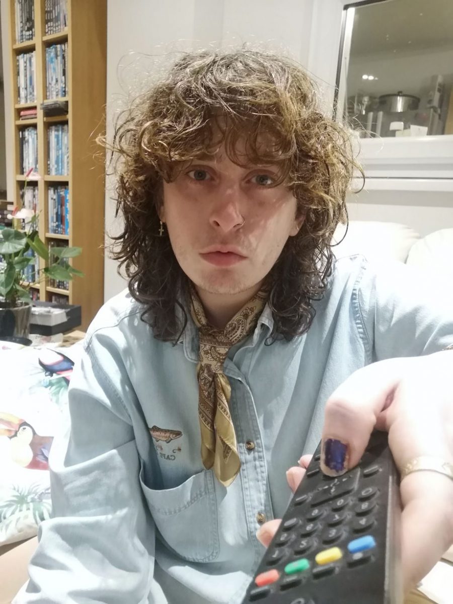 A joven le pagan millonaria suma por ver Los Simpson Alexander Townley, un joven de 26 años que vive en&nbsp;el Reino Unido, es el afortunado de trabajar viendo y analizando los capítulos de Los Simpson, sin duda el trabajo deseado por muchos y en especial para Alexander pues siempre ha sido un fiel fan de estos dibujos animados.