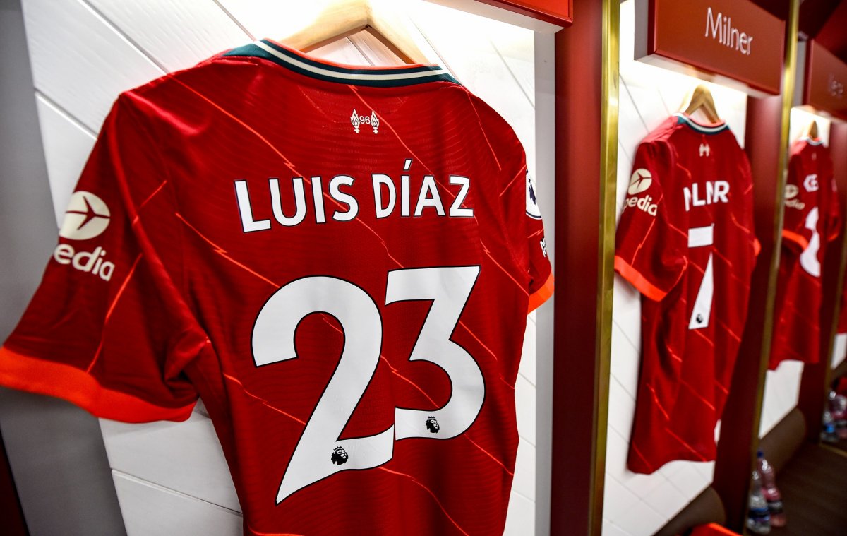 ¡De titular! Luis Díaz juega hoy su primer partido en la Liga Premier 2 ¡De titular! Luis Díaz juega hoy su primer partido en la Liga Premier Luego de su destacado debut con la camiseta del Liverpool, en partido de la Copa FA disputado el pasado fin de semana, este jueves el atacante colombiano Luis Fernando Díaz jugará hoy su primer partido en la Liga Premier de Inglaterra.