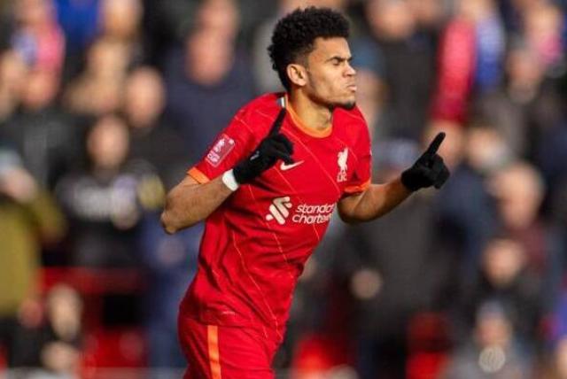Luis Díaz, campeón de la Copa de la Liga de Inglaterra Con eso, Luis Díaz consiguió su primer título en el fútbol británico. El jugador colombiano tuvo una gran participación durante el encuentro, pues jugó por diferentes zonas del campo, pero su proyección sobre la izquierda fue clave.