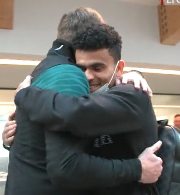 El abrazo de Lucho Díaz con su nuevo técnico del Liverpool 5 El abrazo de Lucho Díaz con su nuevo técnico del Liverpool Por fin el jugador de la Selección Colombia y figura de Europa llegó a Liverpool. Con un video publicado por la cuenta oficial del equipo inglés, se vio el tan anhelado encuentro y la emotiva bienvenida que el director técnico alemán Jürgen Klopp le dio al guajiro Luis Fernando Díaz.