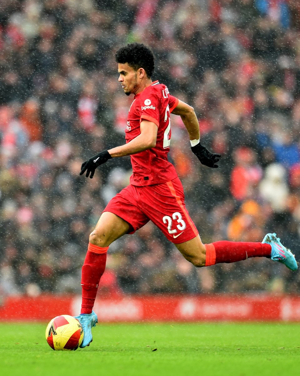 ¡De titular! Luis Díaz juega hoy su primer partido en la Liga Premier 6 ¡De titular! Luis Díaz juega hoy su primer partido en la Liga Premier Luego de su destacado debut con la camiseta del Liverpool, en partido de la Copa FA disputado el pasado fin de semana, este jueves el atacante colombiano Luis Fernando Díaz jugará hoy su primer partido en la Liga Premier de Inglaterra.