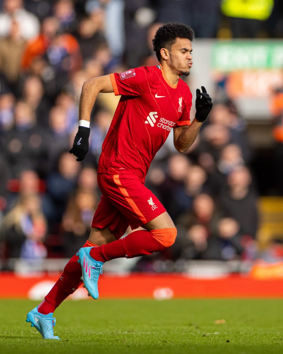 Luis Díaz, el jugador colombiano más caro del mercado internacional 1 Luis Díaz, el jugador colombiano más caro del mercado internacional Luis Díaz anotó el primer tanto en su nueva casa, el Liverpool. Sobre el minuto 81 marcó el tercer gol de su equipo, consiguiendo así un resultado final de 3-1 frente Norwich en Anfield. Este encuentro, en el que el jugador nacional inició como titular ratificó su valor, el cual llega hoy a US$45,2 millones ($40 millones de euros), convirtiéndose así en el colombiano más valioso en la actualidad.