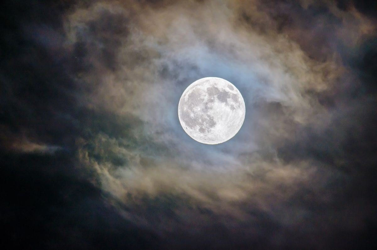 Su último deseo: Padres recaudan dinero para enviar las cenizas de su hijo a la Luna Una pareja de esposos, está en la búsqueda de recursos para poder cumplirle el último deseo a su pequeño hijo de 11 años que murió y quería ser astronauta, enviar sus cenizas a la Luna.