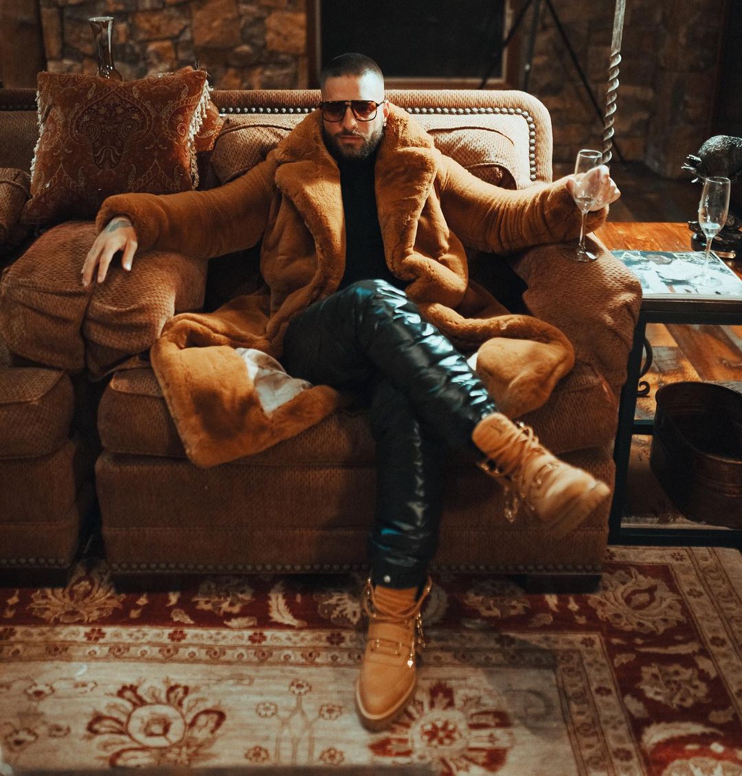 "Una Haus para Medallo City": iniciativa de Maluma y La Haus para donar casas En su último concierto en Medellín, el cantante colombiano Maluma anunció que, junto con La Haus, compañía en la que es inversionista, trabajarán para construir y entregar casas a personas sin hogar que viven en la capital de Antioquia. La iniciativa se llevará a cabo bajo el nombre de "Una Haus para Medallo City".