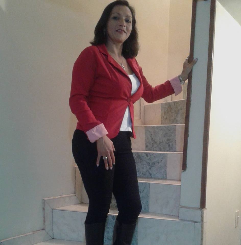 A María Elvira su esposo la asesinó y luego se quitó la vida 2 A María Elvira su esposo la asesinó y luego se quitó la vida Los cuerpos de Baudelio Rodríguez Quiroga y de María Elvira Alfonso Mendoza quedaron a pocos metros de distancia y a un costado del comedor familiar en el que durante años compartieron cenas al lado de sus hijos. El lago hemático que invadía la zona social de la vivienda de esta pareja de esposos daba cuenta de la tragedia que había ocurrido minutos antes en este lugar, donde a María Elvira su esposo la asesinó y luego se quitó la vida.