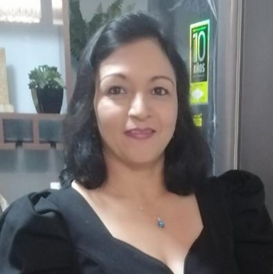 A María Elvira su esposo la asesinó y luego se quitó la vida 2 A María Elvira su esposo la asesinó y luego se quitó la vida Los cuerpos de Baudelio Rodríguez Quiroga y de María Elvira Alfonso Mendoza quedaron a pocos metros de distancia y a un costado del comedor familiar en el que durante años compartieron cenas al lado de sus hijos. El lago hemático que invadía la zona social de la vivienda de esta pareja de esposos daba cuenta de la tragedia que había ocurrido minutos antes en este lugar, donde a María Elvira su esposo la asesinó y luego se quitó la vida.