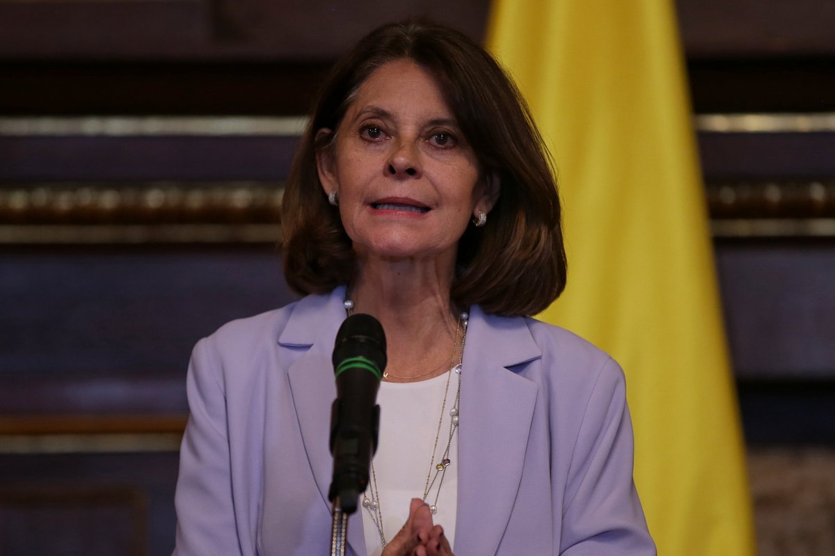 Gobierno ayudará a colombianos a salir de Ucrania cuando la situación lo permita La vicepresidenta y canciller, Marta Lucía Ramírez, aseguró que desde hace un mes la Misión Diplomática y Consular en Varsovia viene adelantando acciones para orientar, acompañar y brindar asistencia a los cerca de 100 connacionales, con sus respectivos núcleos familiares, que viven en Ucrania.
