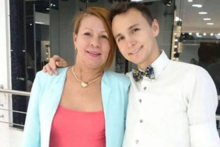 Yhonier Leal fue declarado culpable por el homicidio de su mamá y hermano, Mauricio Leal 1 Yhonier Leal fue declarado culpable por el homicidio de su mamá y hermano, Mauricio Leal Durante el juicio oral contra Yhonier Leal, llevado a cabo este lunes, fue declarado culpable por haber asesinado a su mamá y hermano, el estilista Mauricio Leal, en noviembre del 2021.
