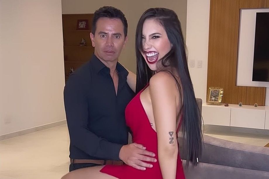 La propuesta de Jhonny Rivera para Aída Victoria 9 La propuesta de Jhonny Rivera para Aída Victoria La influencer Aída Victoria Merlano y el cantante de música popular Jhonny Rivera últimamente se han dejado ver juntos, y causaron sensación en las redes sociales con un candente video donde la joven le baila con un sensual vestido rojo.