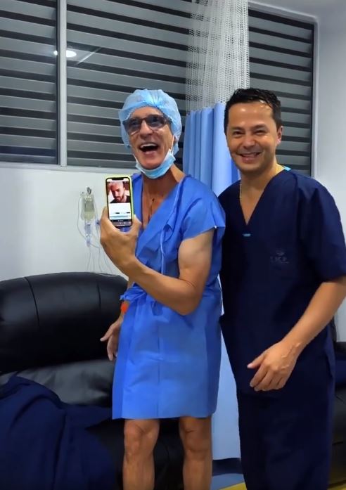 El procedimiento que se hizo Varoni para parecerse a Maluma El talentoso actor y productor de televisión Miguel Varoni ha dado de qué hablar recientemente por la cirugía a la que se sometió para parecerse, como señaló él a modo de chiste, al cantante de reguetón Maluma.