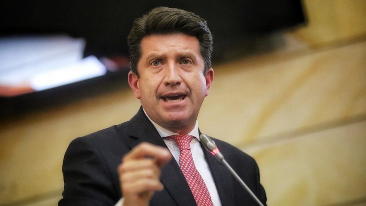 Fuerte respuesta de Rusia a Colombia tras declaraciones de MinDefensa 2 Fuerte respuesta de Rusia a Colombia tras declaraciones de MinDefensa La embajada de la Federación de Rusia en Colombia rechazó las declaraciones del ministro de Defensa, Diego Molano, quien, en las últimas horas, aseguró que el gobierno de ese país está apoyando técnicamente a Venezuela para movilizar tropas hacia la frontera.