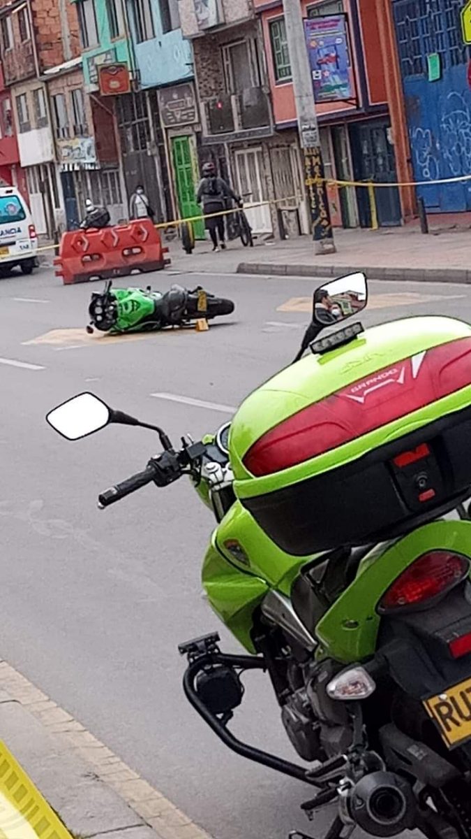 Muere motociclista arrollado por SITP en Bosa 1 Muere motociclista arrollado por SITP en Bosa La avenida Ciudad de Cali se paralizó este martes por una terrible tragedia ocurrida en un tramo de la vía (costado sur-norte), a la altura del barrio Palestina (Bosa). Frente a un paradero de buses, un joven motociclista acabó debajo de un bus azul del SITP, luego de un grave siniestro que está siendo investigado por las autoridades de tránsito.