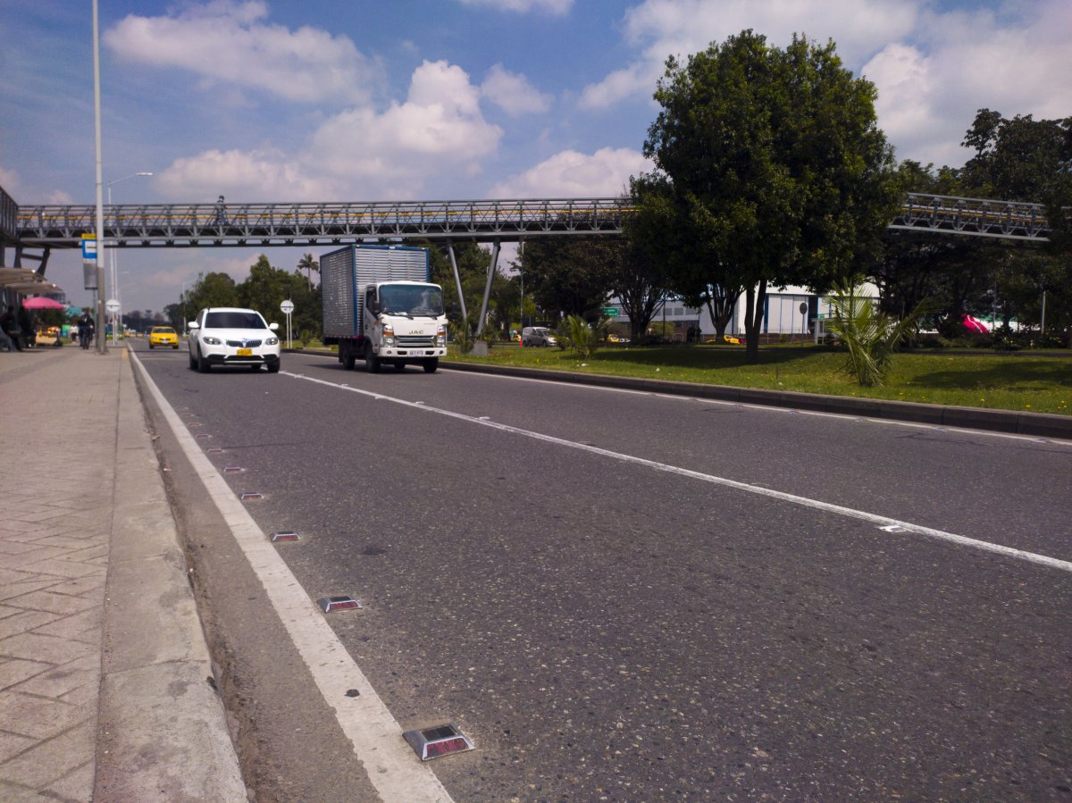 Entérese del pico y placa para este viernes 25 de febrero Desde el pasado 11 de enero comenzó a regir en Bogotá un pico y placa de 15 horas, que inicia a las 6 de la mañana y finaliza a las 9 de la noche, esto con el fin de ejecutar obras infraestructura necesarias para la ciudad y de paso mejorar la movilidad.