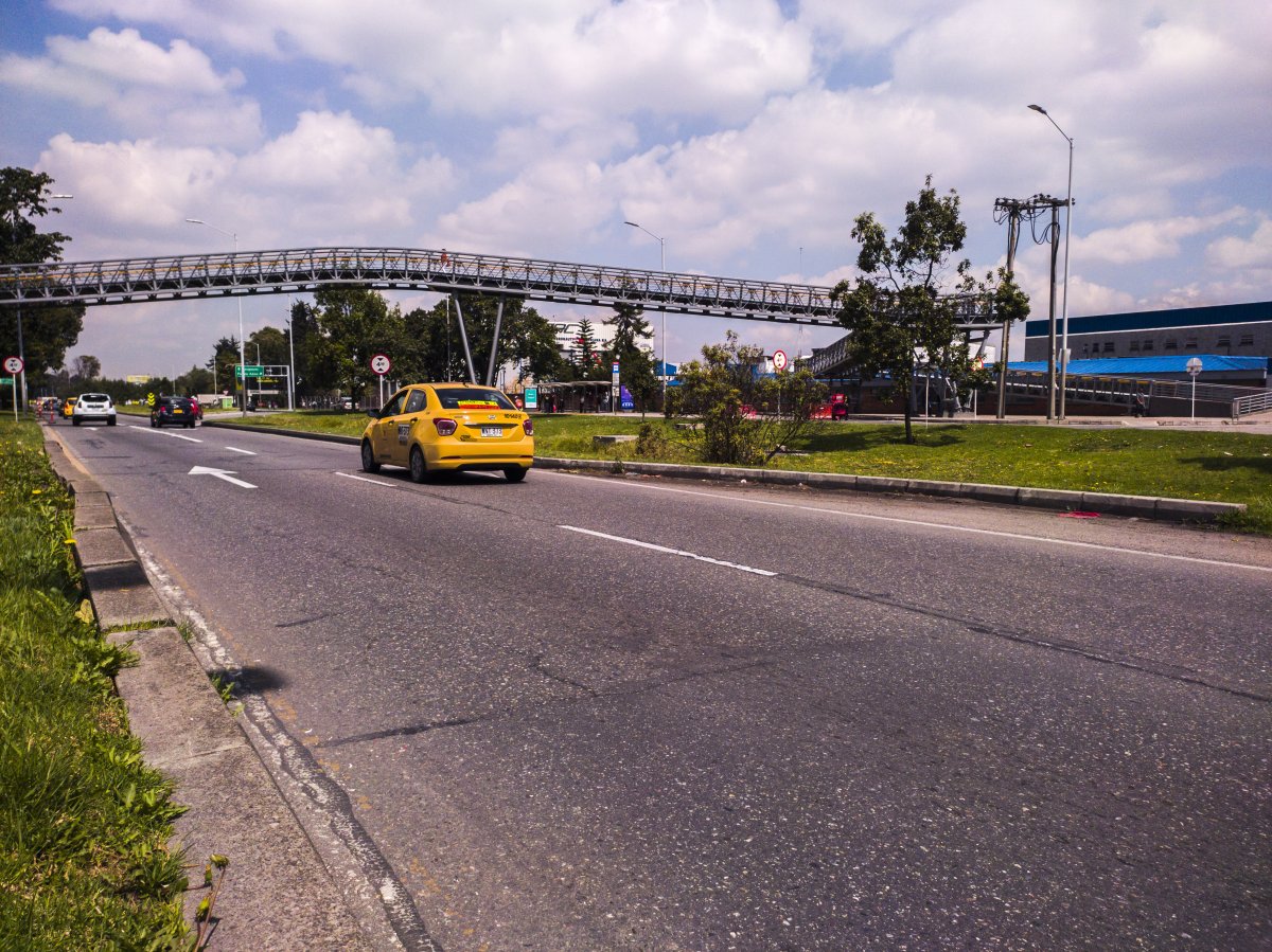 Tenga en cuenta el pico y placa para este lunes Desde el pasado 11 de enero comenzó a regir en Bogotá un pico y placa de 15 horas, que inicia a las 6 de la mañana y finaliza a las 9 de la noche, esto con el fin de ejecutar obras infraestructura necesarias para la ciudad y de paso mejorar la movilidad.