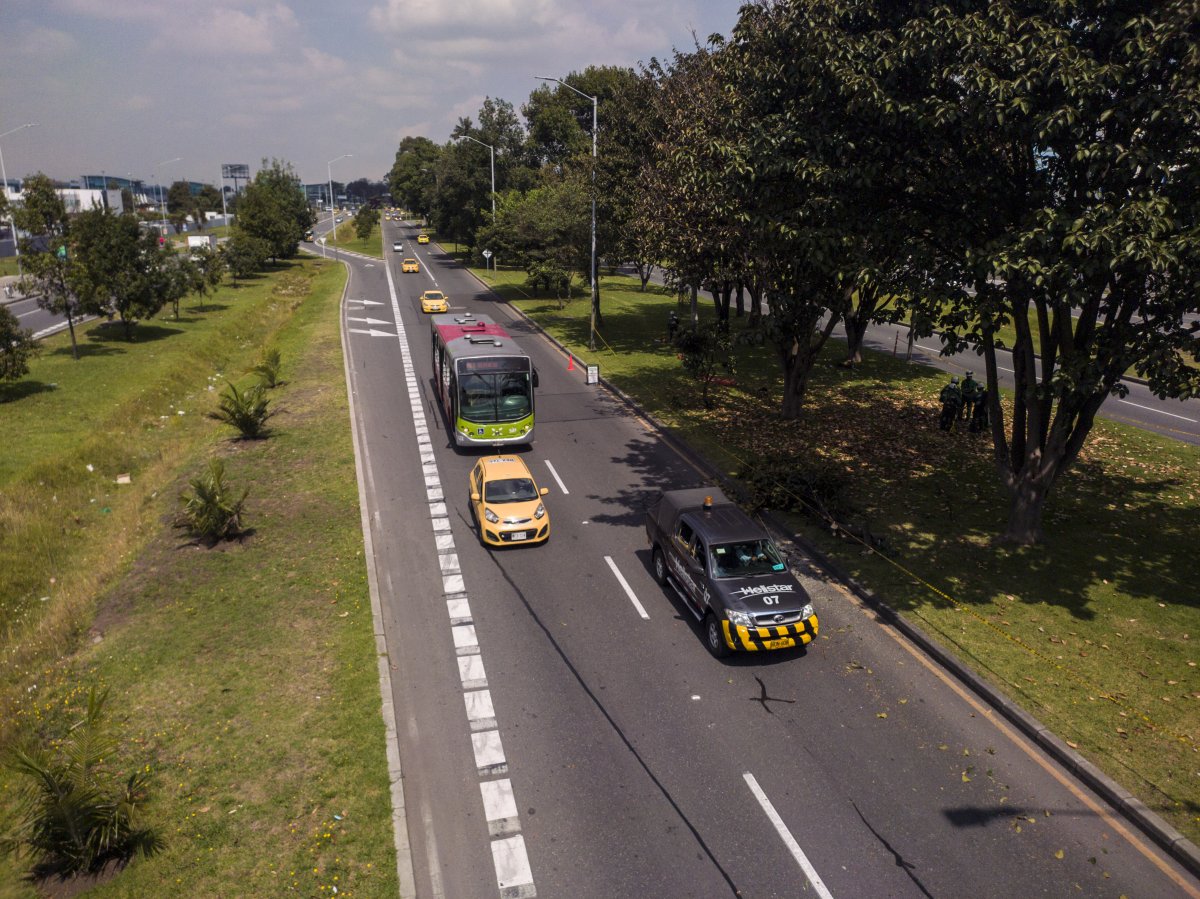 Tenga en cuenta el pico y placa para hoy Desde el pasado 11 de enero comenzó a regir en Bogotá un pico y placa de 15 horas, que inicia a las 6 de la mañana y finaliza a las 9 de la noche, esto con el fin de ejecutar obras infraestructura necesarias para la ciudad y de paso mejorar la movilidad.