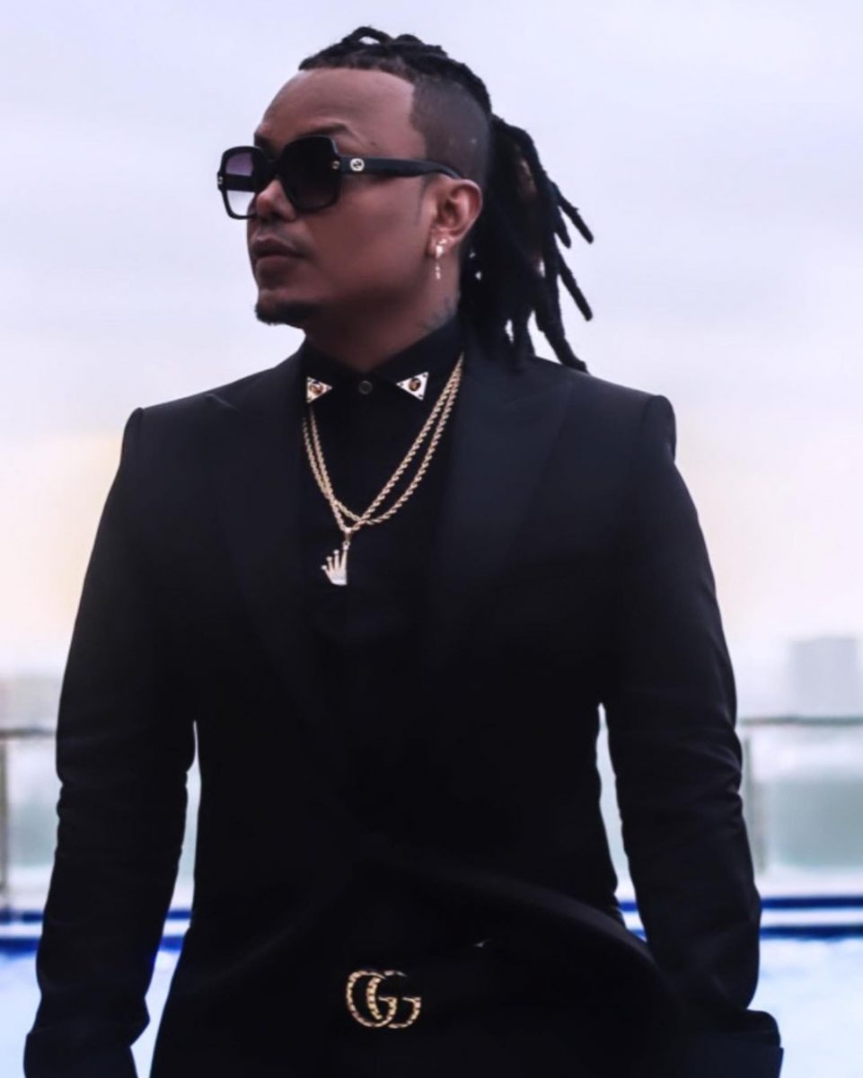 Una tal ‘Catalina’ puso a cantar a Mr. Black Si hay un hombre que es sinónimo de sabrosura, ese es Mr. Black, quien primero nos puso a mover la cadera al son de ‘El Serrucho’ y ahora vuelve a pegar con ‘Catalina’, tema que ya alcanza los 11,2 millones de reproducciones en YouTube.