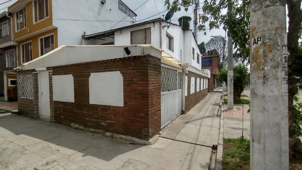Solanyi duró muerta 4 días en su casa, en Engativá 1 Solanyi duró muerta 4 días en su casa, en Engativá Lejos de terminar, el drama de la familia Chavarro sigue causando tristeza e indignación entre los allegados de la recién graduada de 26 años, Solanyi Chavarro López. Aparte del misterioso final de esta joven guerrera, se le suma el hecho de que su cuerpo no fue levantado sino hasta cuatro días después de su misterioso deceso, razón por la cual sus familiares no han podido esclarecer cómo perdió la vida estando sola el pasado viernes.