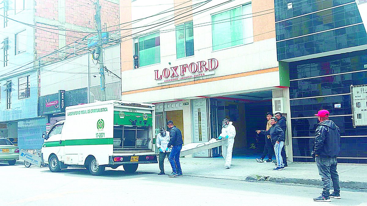 Misteriosa muerte en motel de Tunjuelito A las 7:20 de la noche de este martes, afuera de un motel ubicado en el sector de Venecia (Tunjuelito), llegó una moto de la Policía y una patrulla a atender una emergencia. Una camarera había sido notificada de que un hombre yacía sin vida en una de las habitaciones del segundo piso.
