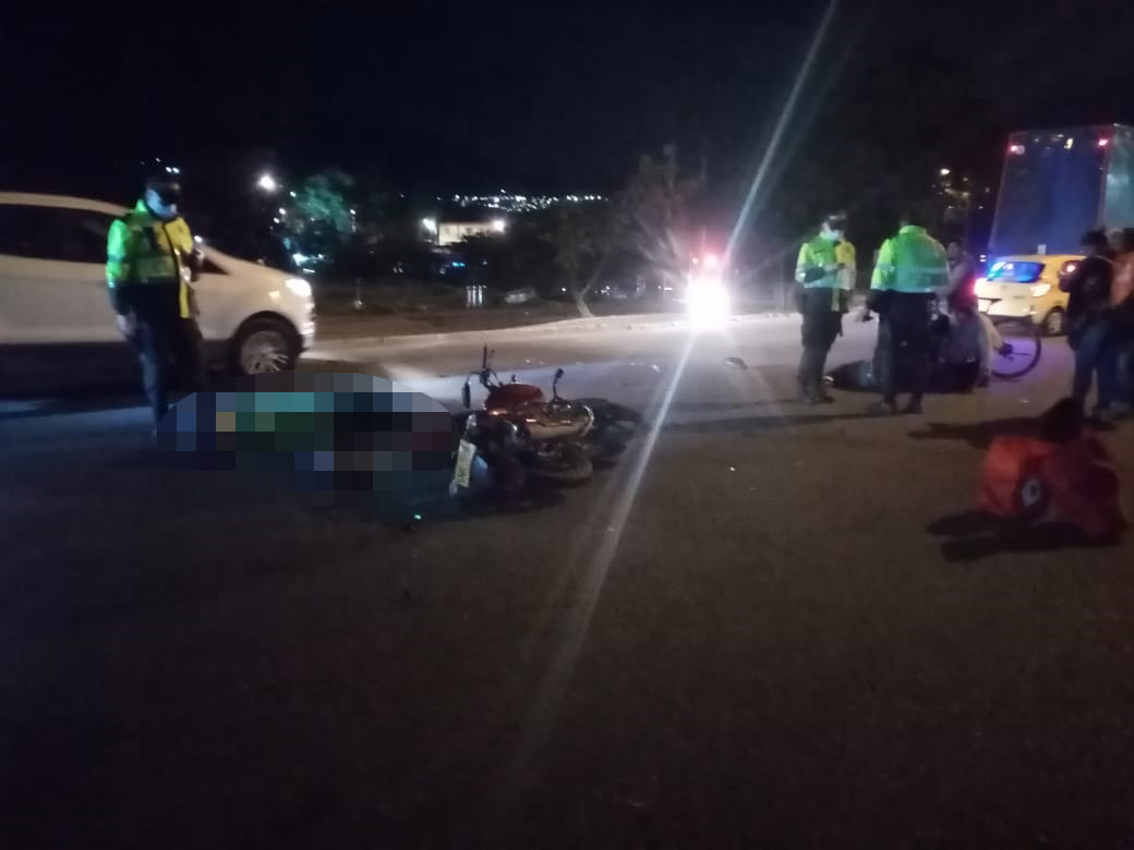Un muerto y una herida por accidente en Suba 6 Un muerto y una herida por accidente en Suba Una moto recién comprada quedó tendida en la mitad de la Avenida Ciudad de Cali con Calle 128 (Suba), sobre la madrugada de ayer. Una mujer se encontraba debajo de ella, clamando ayuda, y a más de ocho metros, justo en el separador de pasto, quedó el cuerpo agonizante del joven que conducía la motocicleta.