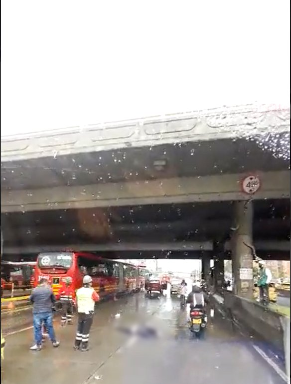 Tragedia en el puente de la Calle 100 Una mujer de avanzada edad se cayó este martes desde el puente de la Calle 100 con Autopista Norte, en sentido norte-sur, costado de la localidad de Suba.