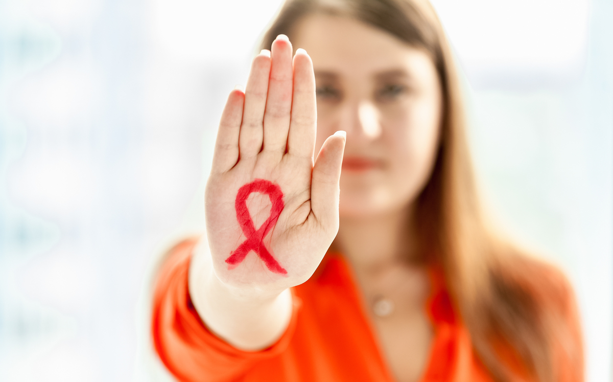 Novedoso procedimiento habría curado a una mujer con VIH 1 Novedoso procedimiento habría curado a una mujer con VIH Después de que una mujer estadounidense se sometiera a un trasplante de células madre para combatir el VIH, tras mostrar una satisfactoria recuperación, estaría por convertirse en la primera persona curada del mortal virus.
