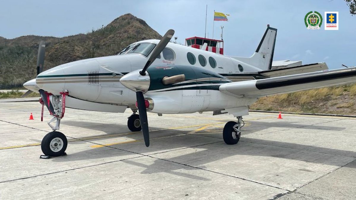 Condenan a piloto de narcoavión relacionado con esposo de Alejandra Azcárate 10 Condenan a piloto de narcoavión relacionado con esposo de Alejandra Azcárate Un juez condenó a 10 años y 9 meses de prisión al piloto Juan Camilo Cadena Botero, luego de que aceptará su responsabilidad en el envió de 446 kilogramos de clorhidrato de cocaína que fue descubierta en el aeropuerto El Embrujo de la isla de Providencia el 23 de mayo de 2021. Situación sonde salió a relucir el esposo de Alejandra Azcárate.