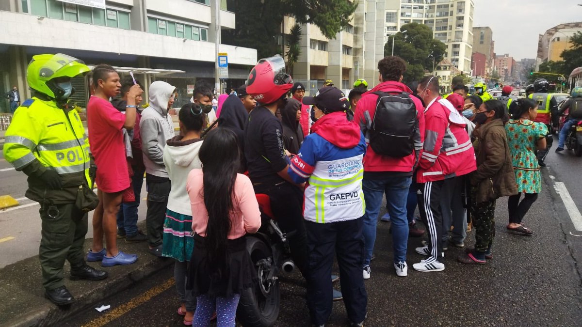 Niña Embera fue atropellada a la altura del Parque Nacional 1 Niña Embera fue atropellada a la altura del Parque Nacional La Personería de Bogotá confirmó que en la mañana de este viernes una menor de la comunidad Embera fue atropellada por un motociclista a la altura del Parque Nacional, ubicado sobre la Carrera 7 con Calle 39, lugar donde permanecen asentadas varias familias indígenas.