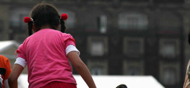 ¡Milagro! A una niña en Kennedy le cayó un rayo y sobrevivió 1 ¡Milagro! A una niña en Kennedy le cayó un rayo y sobrevivió En las últimas horas se conoció el caso de una niña que fue impactada por un rayo en la localidad de Kennedy, y de milagro se salvó de morir.