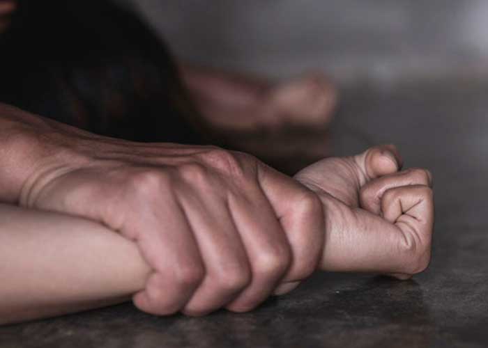 Atroz crimen: niño muere a manos de su madre y su padrastro 3 Atroz crimen: niño muere a manos de su madre y su padrastro Un niño de tan solo 12 años de edad murió cuando su madre lo asfixió tapándole la boca y la nariz mientras era abusado por su padrastro. Los hechos, según informaron las autoridades, se presentaron en el sector Alto Paramaconi, de la ciudad de Maturín, Venezuela.