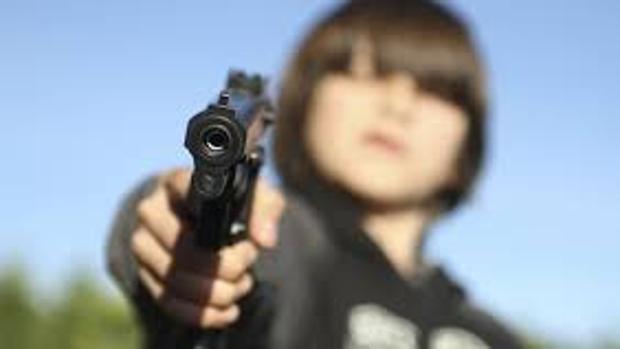 Tras perder en un videojuego, niño mató a su mamá y a sus hermanos Un niño de tan solo 14 años asesino a su madre y a sus tres hermanos luego de perder en un videojuego llamado Pubg, que consiste en una batalla a muerte en línea. El terrible hecho se registró en Lahore, Pakistán.