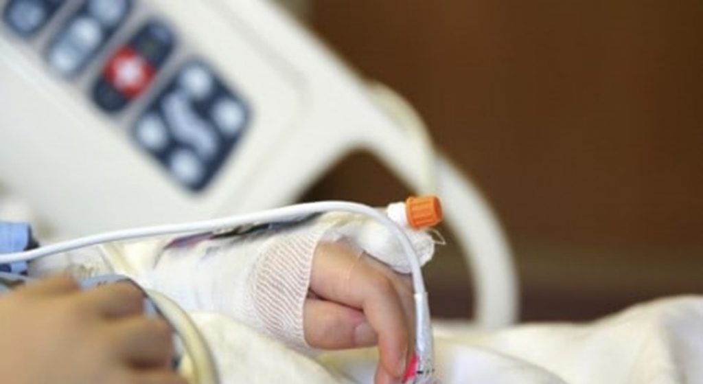 Inyección a un niño en Ibagué lo dejó sin poder caminar Un padre de familia asegura que por una inyección, su pequeño hijo de tres años perdió la movilidad de sus piernas. El hombre no descarta un presunto error de la persona que le aplicó el medicamento al niño.&nbsp;