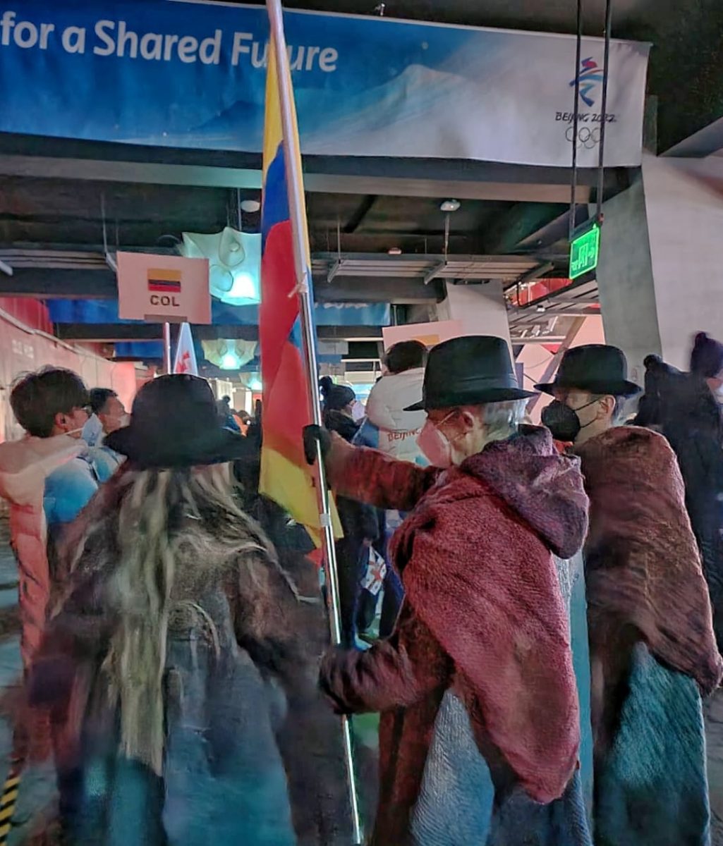 Delegación de Colombia desfiló con ruana 2 Delegación de Colombia desfiló con ruana Con un traje tradicional, la delegación de colombiano, de ruana y sombrero, la pequeña delegación que representará a Colombia en los XXIV Juegos Olímpicos de invierno, conformada por Carlos Quintana, Michael Poettoz y Laura Gómez, desfiló en la ceremonia inaugural.